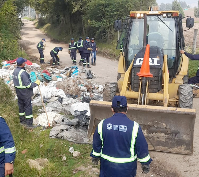 Cogieron una vía de Zipaquirá como botadero de basuras