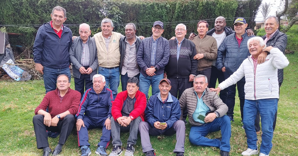 En la foto aparecen:  Marco Tulio Sánchez, César Velandia Romero, Armando Pinto, Quique Angulo, Jorge Barrera, Eduardo Rojas, Raúl Urdaneta, Jairo Banguero, Joselín Garzón, Alfonso López, Jesús Arias, ALberto Mora, Álvaro Díaz Bohada, Alberto Torres "Barrabás", Germán Zambrano y Víctor Manuel Garzón, líder e inspirador de este emblemático club del fútbol de Zipaquirá y Cundinamarca.  